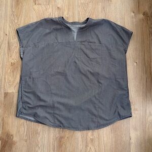 Fabletics Heather Gray Scrubs Top XXL Women’s Cap Sleeve Great Condition